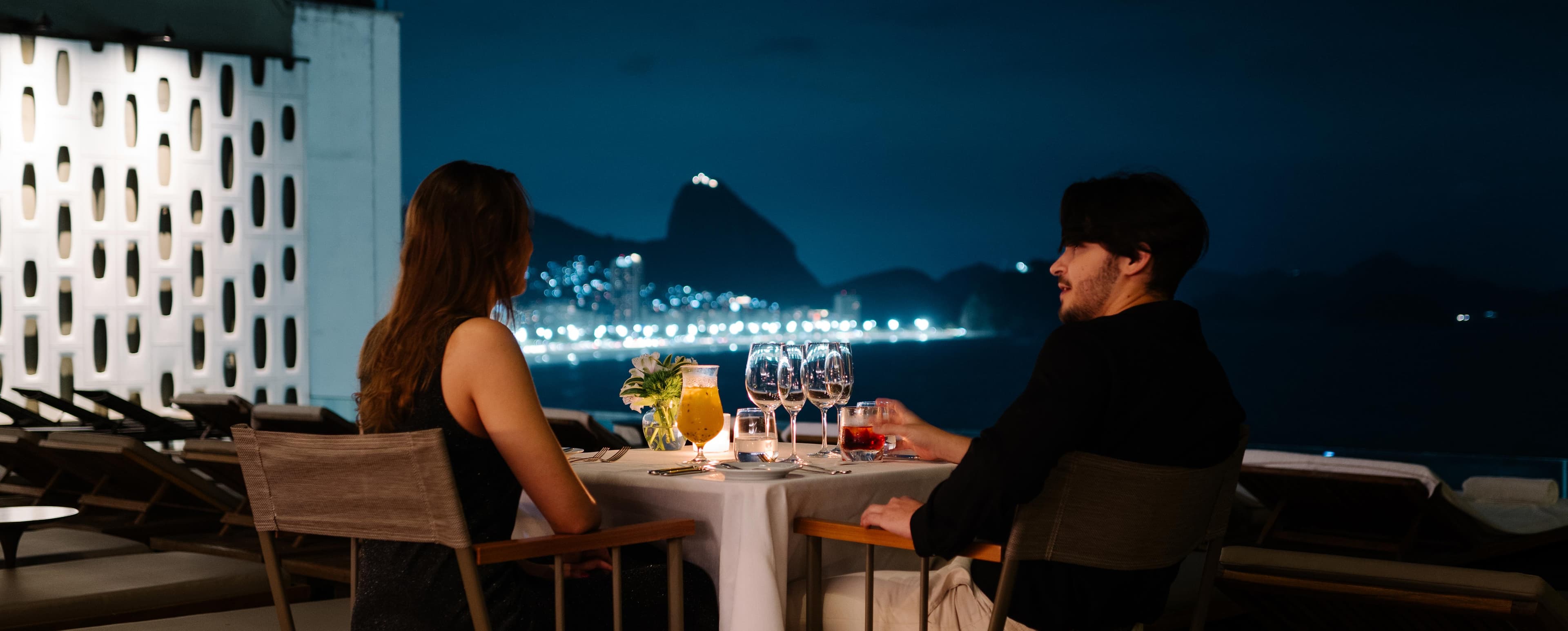 O Rooftop é um lugar exclusivo para jantar com vista deslumbrante. Com um menu leve e saudável, pratos preparados com produtos orgânicos e ingredientes frescos da estação. Um espaço intimista para aproveitar a vista deslumbrante de Copacabana aos cuidados do Emiliano.