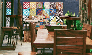 Cardápio diferenciado, com diversas opções durante os turnos do dia. Decoração estilo roots, onde itens da decoração estão a venda.