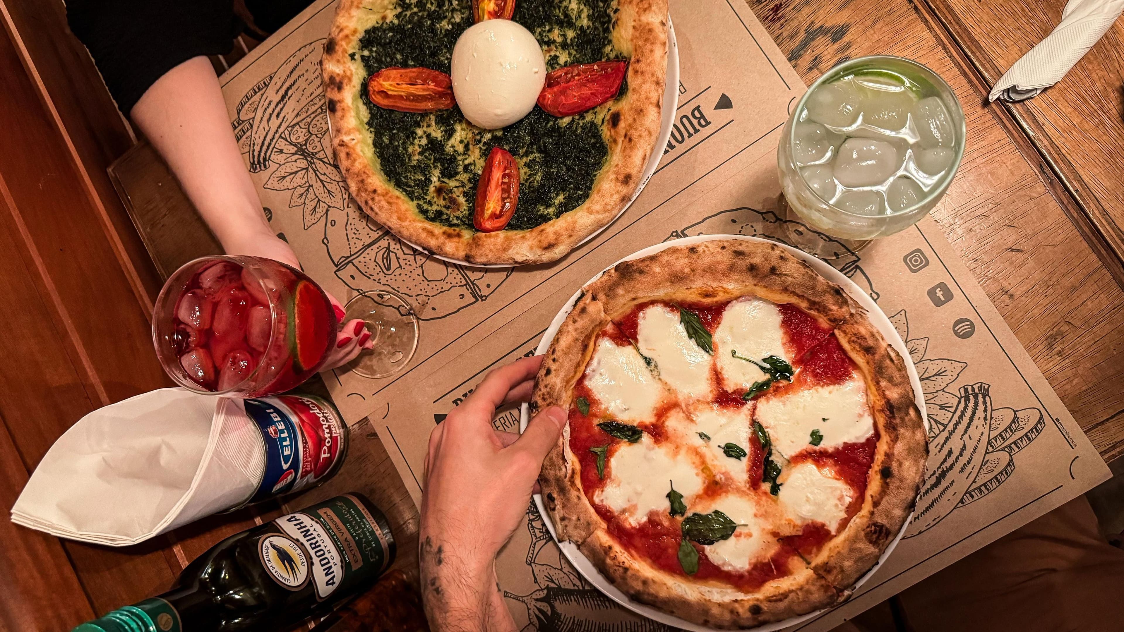 Diretamente da Itália, a primeira pizzaria napoletana da Vila Mariana!

O equilíbrio perfeito entre massa, molho e cobertura.

A pizza napoletana tem como característica a massa macia e elástica, levemente crocante e com ingredientes de excelente qualidade na quantidade correta. Nossas massas são produzidas com farinha italiana 00 e fermentam por no mínimo 48h, o que garante uma massa leve e de fácil digestão. O tomate utilizado no nosso molho é importado da Itália e possui baixa acidez, o que traz frescor e doçura ao molho. Todas pizzas são assadas no nosso forno napoletano a 430 graus.
Experimente!