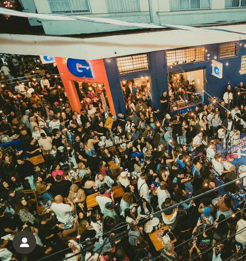 Somos um bar restaurante na orla da praia , com uma gastronomia muito diversificada ,variedade de pratos e drinks . Temos um espaço para atendimento na areia , muito entretenimento para toda família .