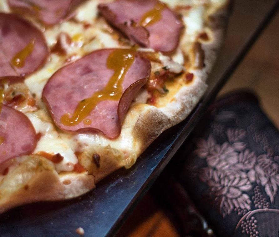 Além de pizzas e massas, a casa oferece salgados e bebidas alcoólicas em espaço temático da Idade Média.
