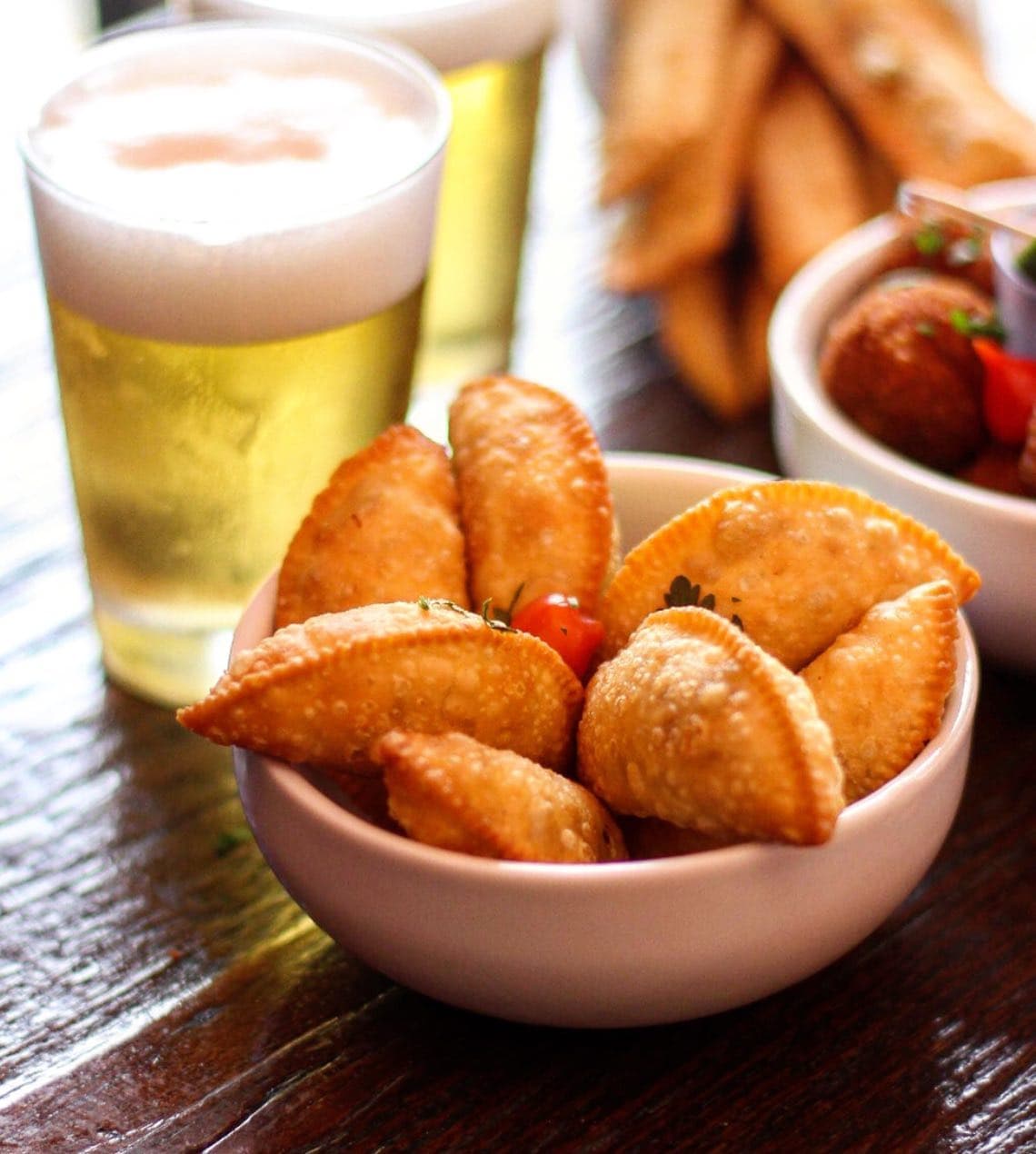 Localizado no centro de Barão Geraldo, o Seo Bartô une uma grande variedade de petiscos, drinks e cerveja/chopp gelados a um ambiente incrivelmente aconchegante. Clima de boteco com os requintes de um restaurante, faz do Seo Bartô um lugar único.