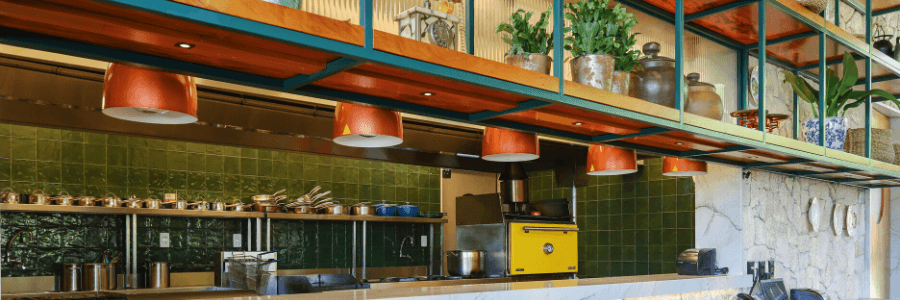 TiaTê é o novo restaurante do NANNAI Muro Alto. Como tudo por aqui, TiaTê tem o toque extraordinário da surpresa, do encantamento e da excelência. A cozinha é inspirada nas receitas de família, ou seriam de vida? Com a valorização do pernambucano, nordestino e brasileiro. Carinho de tia, com a sofisticação do NANNAI. Arrumadinho que não pode faltar. Lagosta e frutos do mar. Cartola e beijo caboclo para adoçar. Provar, abençoar, amar.