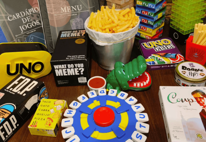 Covil Game Bar
Bar de Guarulhos mais de 300 JOGOS DE TABULEIRO e COMIDA BOA! 🃏🎲🍟🍔

Valor da entrada por pessoa R$15,00 (Quartas, Quintas e Domingos - exceto feriados) e R$20,00 (Sextas, Sábados e Feriados)
Pode jogar quantos jogos quiser e ficar até a hora de fechar o Covil!!
Aos sábados e feriados o grupo TODO das reservas precisa chegar até 19:30h, após esse horário as mesas e assentos da sua reserva que estiverem vagos serão passados para a fila de espera, caso tenha fila de espera. Nos demais dias, o horário limite é até 20:30h