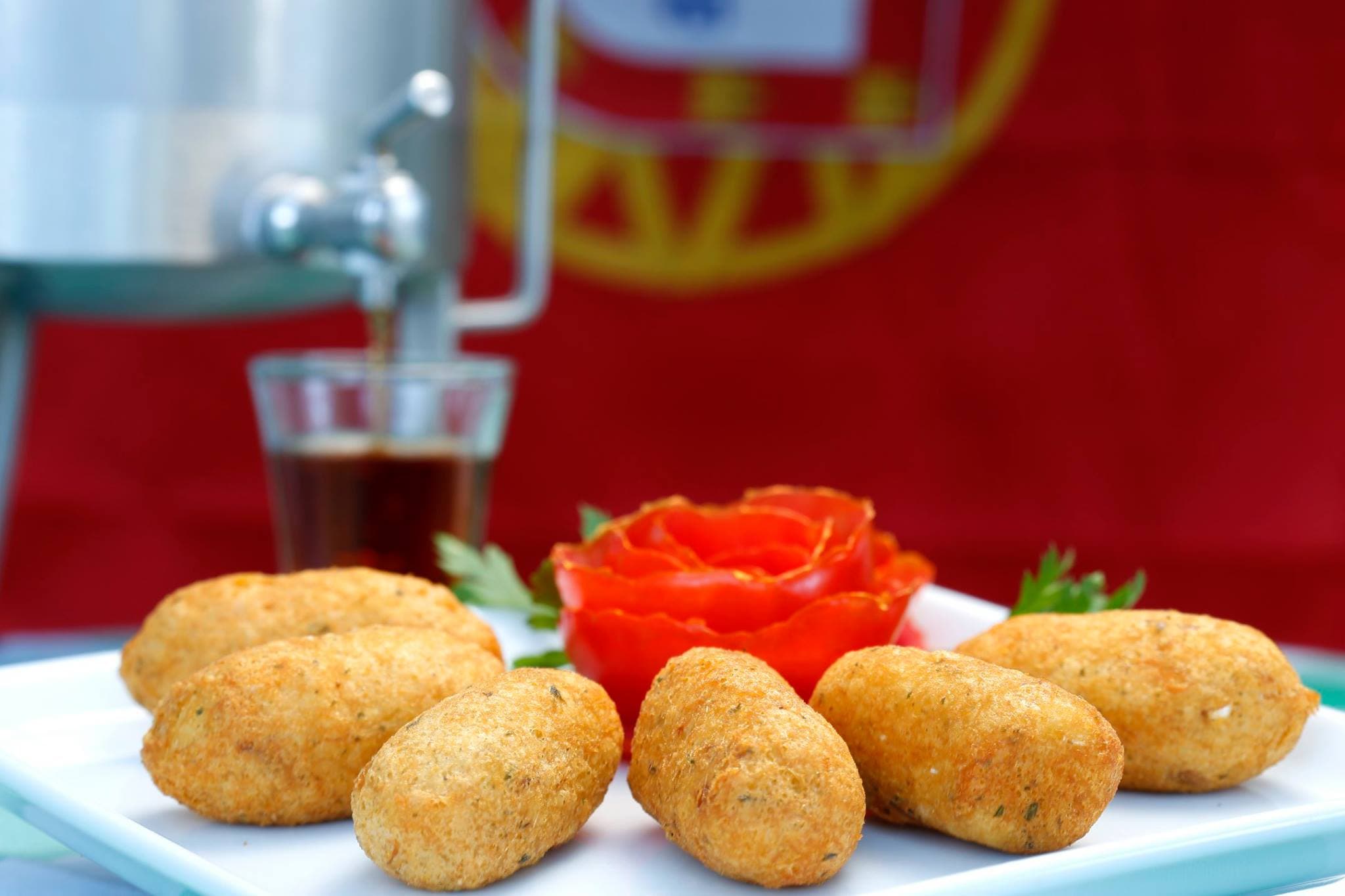 O menu português fino e elaborado servido em ambiente praiano intimista com mesas em área externa sob pérgola.