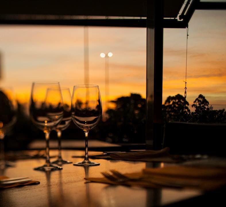 Primeiro restaurante brasileiro especializado na cozinha contemporânea do Rio Grande do Sul, o BAH traz receitas inspiradas nas memórias de infância e nas inúmeras viagens ao interior do estado da sócia e head chef do Grupo Press, Carla Tellini.
São reinterpretações de pratos típicos, que buscam identificar a verdadeira cozinha regional com suas diferentes influências, como o Tortéi de Charque Desfiado com Farofa de Biscoito de Amaretto e a Costela Gaúcha Assada com Feijão Mexido e Farofa de Erva-mate. Um cardápio que reúne tradição, criatividade e alto padrão de qualidade, com uma premiada carta de vinhos com mais de 400 rótulos .
O BAH traz uma vista privilegiada para o Guaíba e uma combinação de imagens, aromas e sabores para encantar aos mais exigentes paladares e proporcionar aos clientes um espetáculo gastronômico.