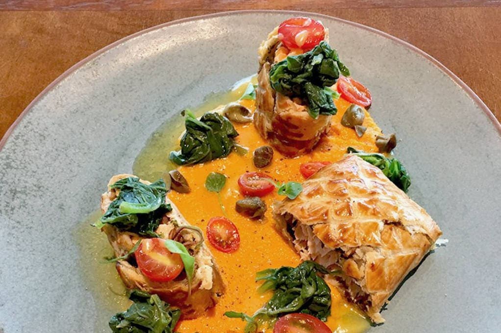 O Hiná Fish & Lounge é fruto do sonho de levar para Santos um novo conceito em restaurante. Raízes Ibéricas e Mediterrâneas formam o nosso cardápio, que tem uma ênfase muito forte sobre os frutos do mar, mas sem esquecer as delícias que a terra dessas regiões também oferecem. Tudo isso assinado pelo chef Dario Costa.