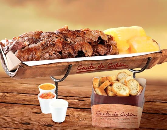 Restaurante country de carnes grelhadas, amplo e familiar, com buffet de saladas e espaço infantil.