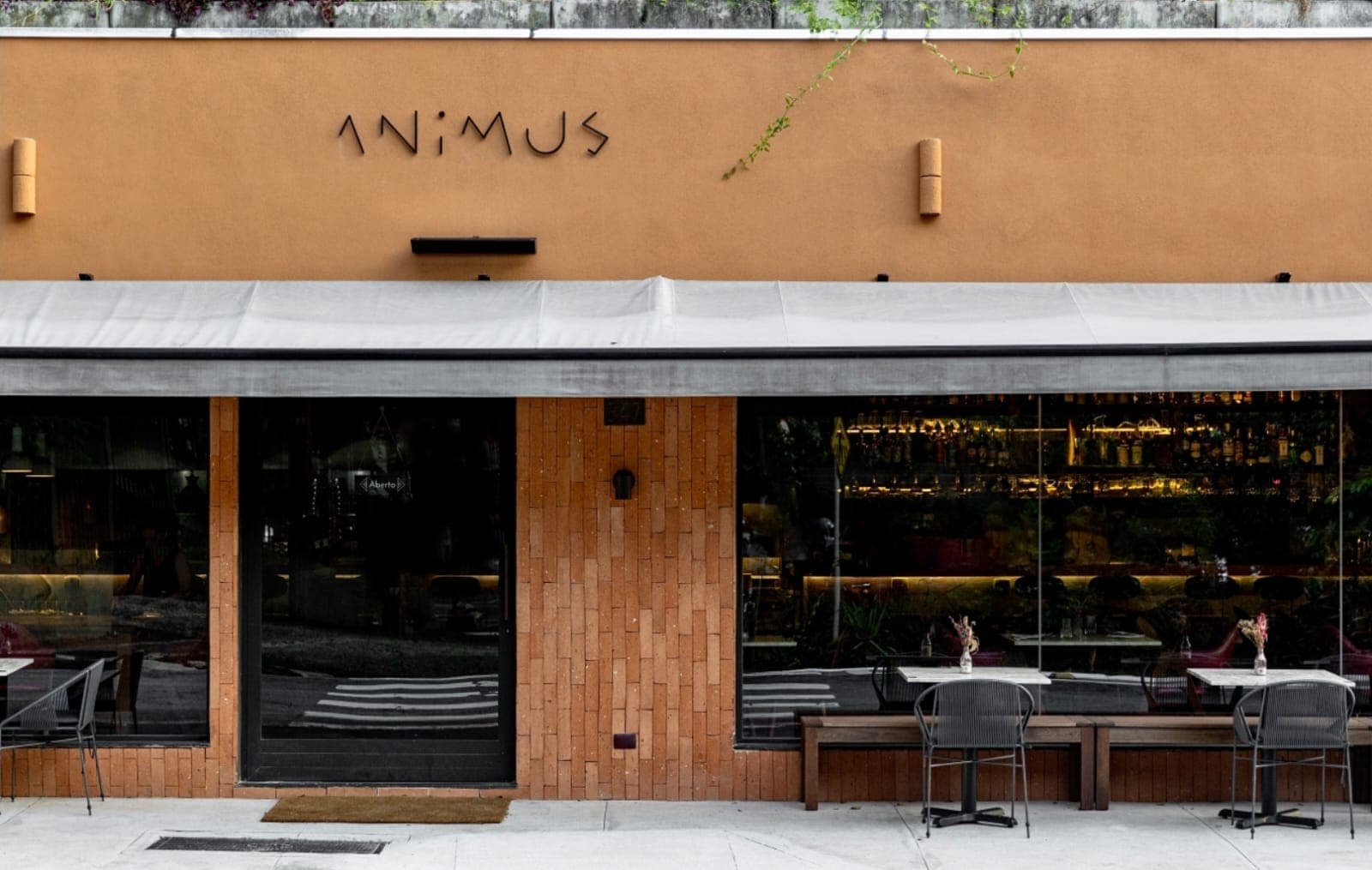 A chef Giovanna Grossi constrói no Animus o ato de compartilhar, oferecendo porções com ingredientes frescos e selvagens, onde a mudança das estações faz parte das experiências, trabalhando sempre com alimentos sazonais e brasileiros; procurando olhar para dentro, deixando florescer ao redor, e encontrando, assim, o caminho da alma.

Reservas pelo livrinho 2 por 1: Todos os dias no almoço. De quarta e quinta no jantar. Com reserva.