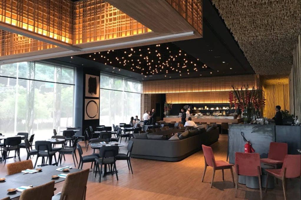 O Kitchin nasceu para ser mais que um restaurante japonês. Ele foi idealizado por seus criadores para ser um lugar de atmosfera contemporânea e única. O espaço, os pratos, as músicas, a acolhida, tudo faz do Kitchin aquele japonês que você sempre sonhou em descobrir e frequentar.

Se o cliente utilizar a funcionalidade de fila de espera remota, o mesmo deve se programar para não extrapolar a tolerância imposta pela casa. Caso ao contrário o lugar na fila será perdido!