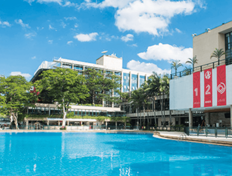 Com vista privilegiada para as piscinas, o Solarium do Clube Paulistano oferece o serviço de bufê com grande variedade de saladas, pratos quentes e sobremesas, além da opção de bufê infantil, o que o torna um local ideal para almoços em família. Pizzas e calzones são servidos todas as noites. Entre a terça-feira e o domingo, o almoço conta com um cardápio de sushi. Em respeito à igualdade de uso do restaurante pelos sócios frequentadores, não se juntarão as mesas para um número superior de 12 pessoas. Também não é ofertado o serviço de reserva de mesas.