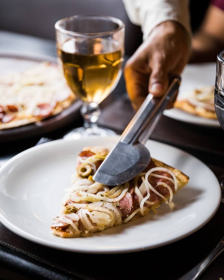 Massas finas com diversos recheios, como bacalhau e camarão, em ambiente contemporâneo com espacinho infantil.