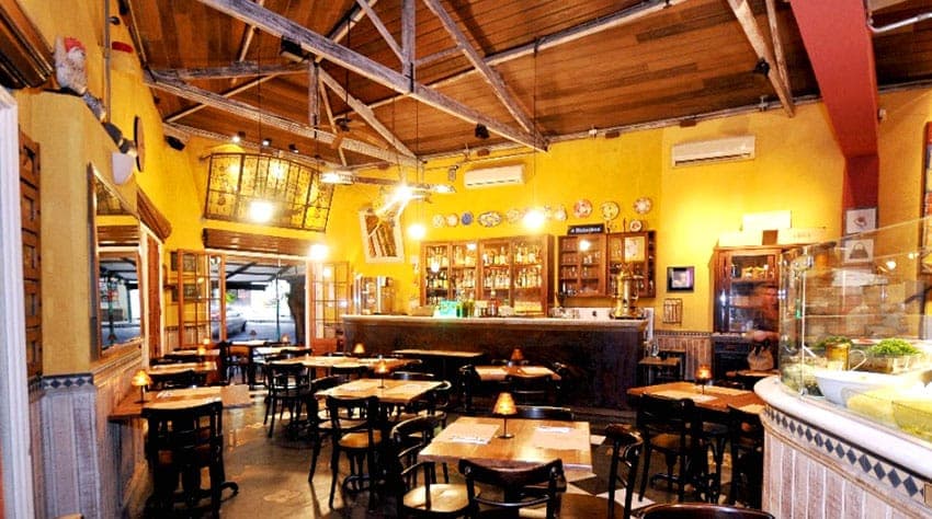 A Jullia Pizza Bar foi inaugurada em 1996, num bairro onde, na época, só existiam pizzarias tradicionais. A casa veio para quebrar esses padrões  e trouxe inovações e satisfação, a começar pela decoração retrô e o estilo rústico.

A pizzaria foi pioneira na região a oferecer a Pizza de rúcula, tomate seco e mussarela de búfala, o chope alemão Warteiner e o delicioso Petit Gateau, no cardápio também, saladas, carpaccios, bruschetas e diferentes pizzas doces.