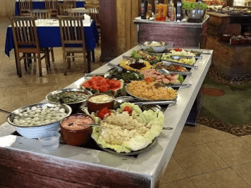 O churrasco de cortes nobres de carnes diversas e opções, em restaurante espaçoso com bar e temas rústicos.