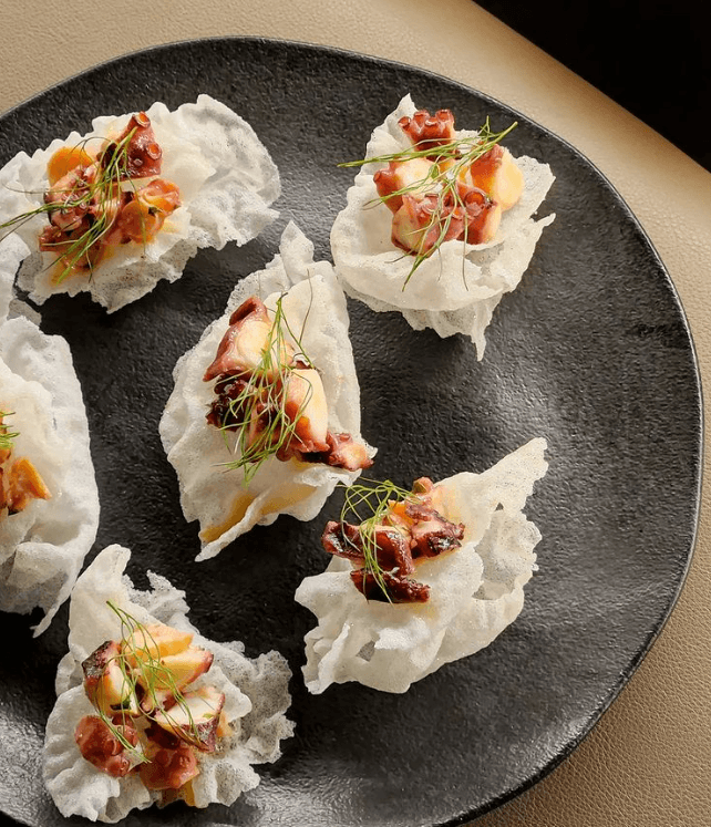 Aconchego que transforma...
 
O Capullo é o lugar onde a gastronomia e a coquetelaria serão transformadoras. É um lugar onde o afeto, o acolhimento e o aconchego transcendem o paladar.  O Capullo te convida a imergir em um ambiente de conforto para o seu momento especial e, o nosso espaço acolhedor permite estar à dois, entre amigos ou em família.
A metamorfose ocorre aqui e agora, te convidamos para fazer parte disso.