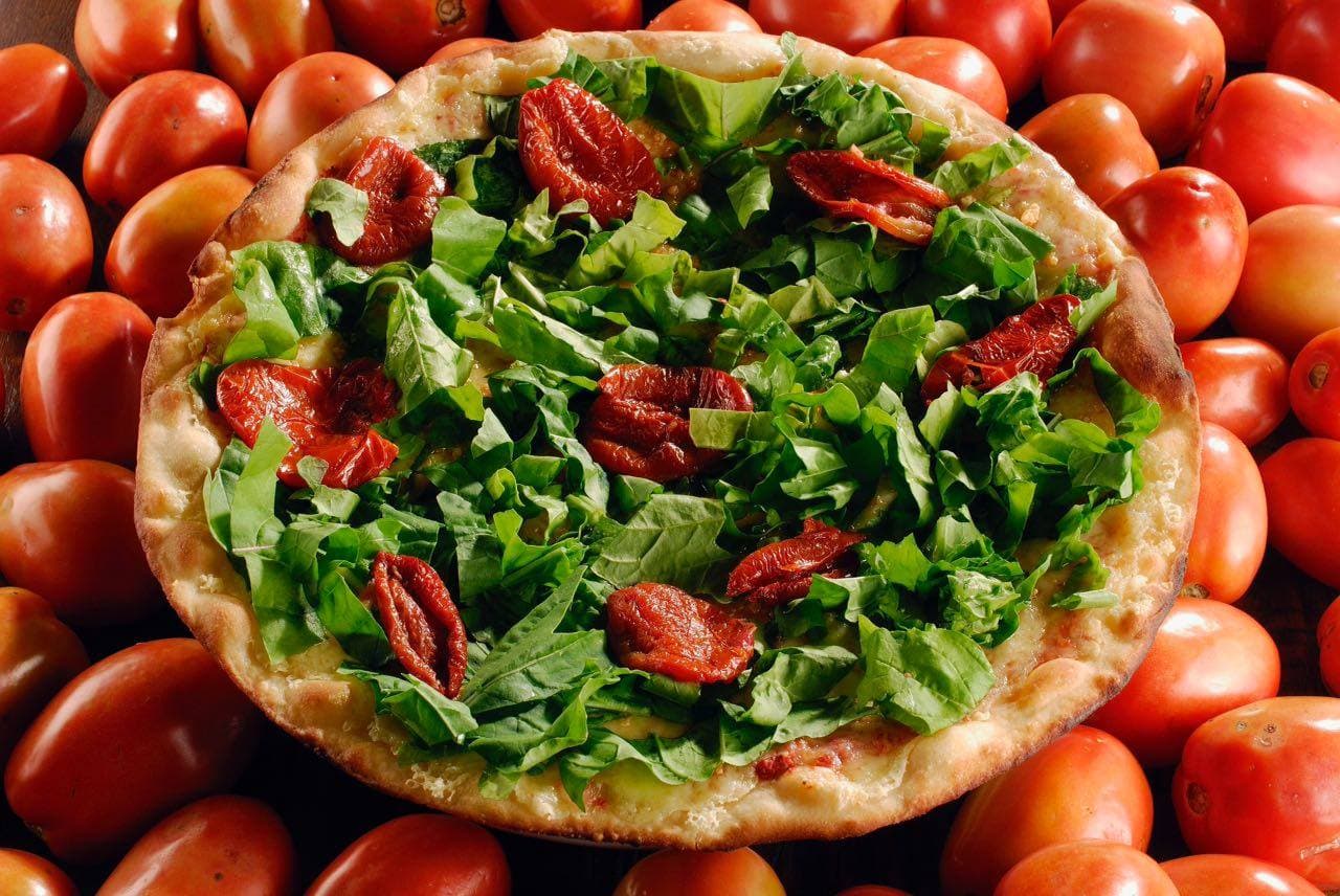 Pizzaria com mais de vinte e cinco anos de tradição, sempre atendendo com enorme carinho seu fiel público.