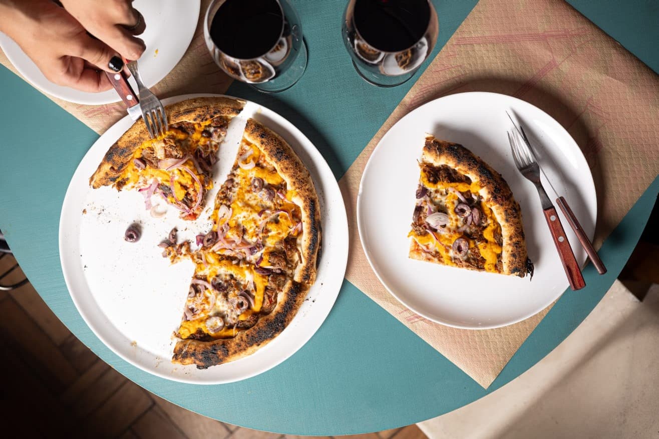 Pizzas de longa fermentação e vinhos descomplicados na melhor rua da Savassi ❤️