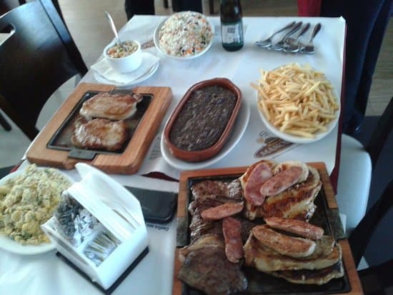 Pizzas, sanduíches e feijoada, além de happy hour e música ao vivo, em clima informal de rede de choperias.