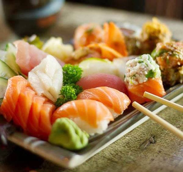 O A&C Sushi Bar com arquitetura assinada por Walter Gola, responsável por restaurantes como o Kabuki, Jam Warehouse e Pobre Juan, se instala no bairro e traz o cardápio criado pelos chefs Leandro Arakawa Yukimassa, também sócio da casa, e Gustavo Okuno, ambos com passagem pelos restaurantes Kabuki e Jam Warehouse.