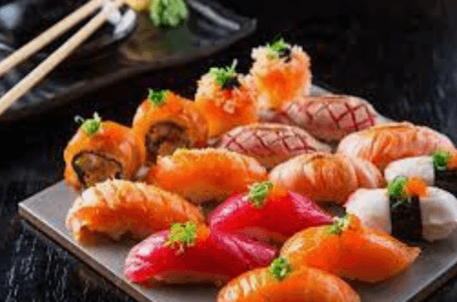 A iluminação indireta e os tons sóbrios dos pisos, dos móveis e das paredes de tijolos aparentes tornam a experiência no Oguru aconchegante e convidativa para mais um sashimi ou um drink.