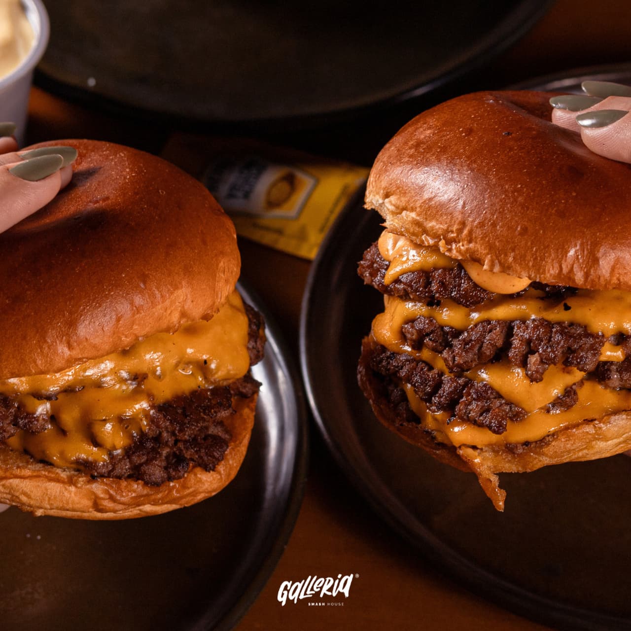 O ZERO11 nasceu da paixão por hambúrgueres de verdade. Aqui, fazemos tudo do nosso jeito: Burgers Artesanais, molhos, porções, Drinks, Milk-Shakes, enfim, quase tudo é feito aqui, preparados com cuidado para oferecer a melhor experiência para quem ama um Burger de Responsa!

Desde maio de 2019, começamos modestos, vendendo em média de 500 hambúrgueres por mês. Hoje, nossos números passaram de 7 mil hambúrgueres mensais, mas nossa essência continua a mesma: qualidade, autenticidade e muito sabor.

Além dos burgers, trazemos um cardápio recheado de Drinks, fritas, porções que surpreendem e milkshakes artesanais.

Aqui, cada detalhe importa. Cada mordida conta. E cada cliente é parte da nossa história.

ZERO11 – Burger de Responsa!