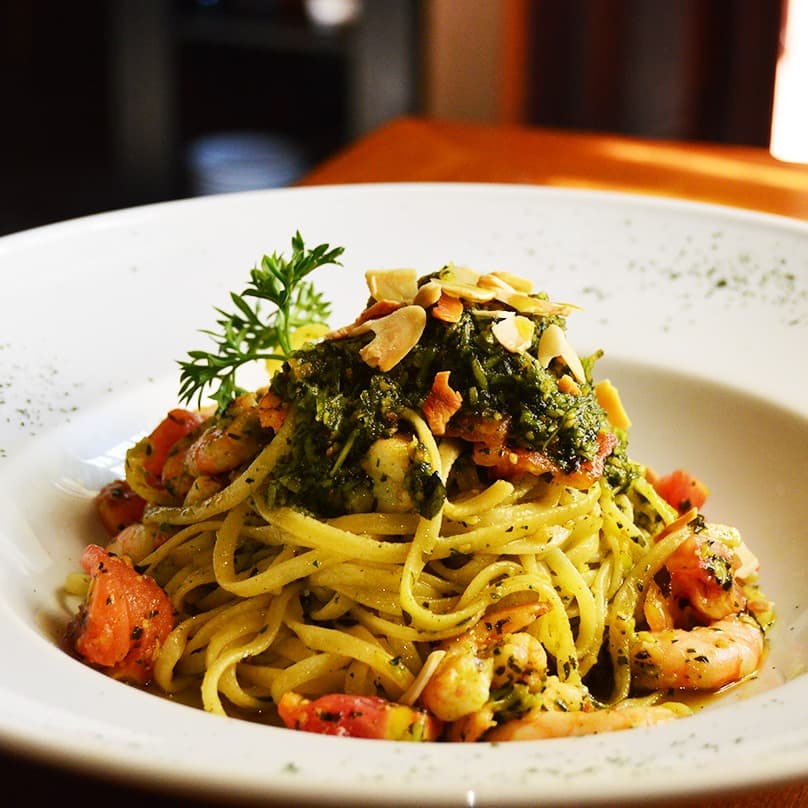 Menu italiano refinado, destaque ao linguini com molho de camarão flambado, ambiente rústico e moderno.