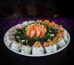 A gastronomia japonesa informal de pratos criativos à la carte com sushis inesperados incluindo versões doces.