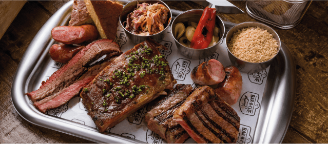 Servimos cortes defumados por longas horas no pit smoker, grelhados na tradicional parrilla argentina e pratos deliciosos do American barbecue.
Diversas opções de drinks além de chopp e cervejas.
Ambiente descontraído e atendimento de primeira proporcionam uma visita marcante ao universo Bar.B.Cue.