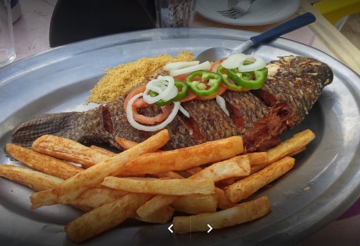Lanches fartos, petiscos, massas e carnes, bebidas e sobremesas, em restaurante amplo de atmosfera familiar.