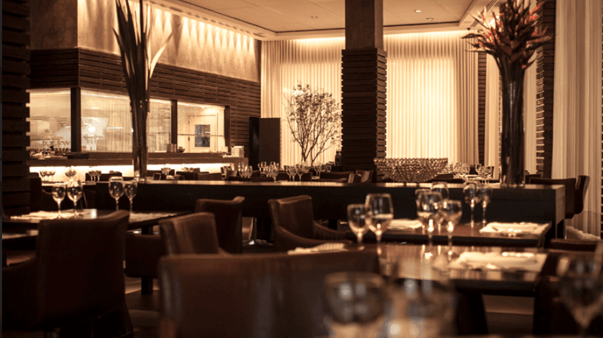 Primeiro restaurante brasileiro especializado na cozinha contemporânea do Rio Grande do Sul, o BAH traz receitas inspiradas nas memórias de infância e nas inúmeras viagens ao interior do estado da sócia e head chef do Grupo Press, Carla Tellini.
São reinterpretações de pratos típicos, que buscam identificar a verdadeira cozinha regional com suas diferentes influências, como o Tortéi de Charque Desfiado com Farofa de Biscoito de Amaretto e a Costela Gaúcha Assada com Feijão Mexido e Farofa de Erva-mate. Um cardápio que reúne tradição, criatividade e alto padrão de qualidade, com uma premiada carta de vinhos com mais de 400 rótulos .
O BAH traz uma vista privilegiada para o Guaíba e uma combinação de imagens, aromas e sabores para encantar aos mais exigentes paladares e proporcionar aos clientes um espetáculo gastronômico.