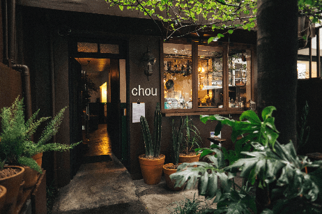 Localizado em Pinheiros, o Chou prima por receitas em pequenas porções, chamadas pela chef Gabriela Barretto de mezzés, para serem compartilhadas. Entre os variados mezzés encontram-se lulinhas de Santa Catarina com harissa, alho, vinho branco & manteiga, berinjela queimada com burrata, confit de limão & pão chato grelhado e cogumelos portobello com salsa de avelãs, queijo grana & salsinha. Além dos mezzes oferece carnes e peixes frescos feitos na churrasqueira a lenha e carvão e massas frescas feitas na casa.