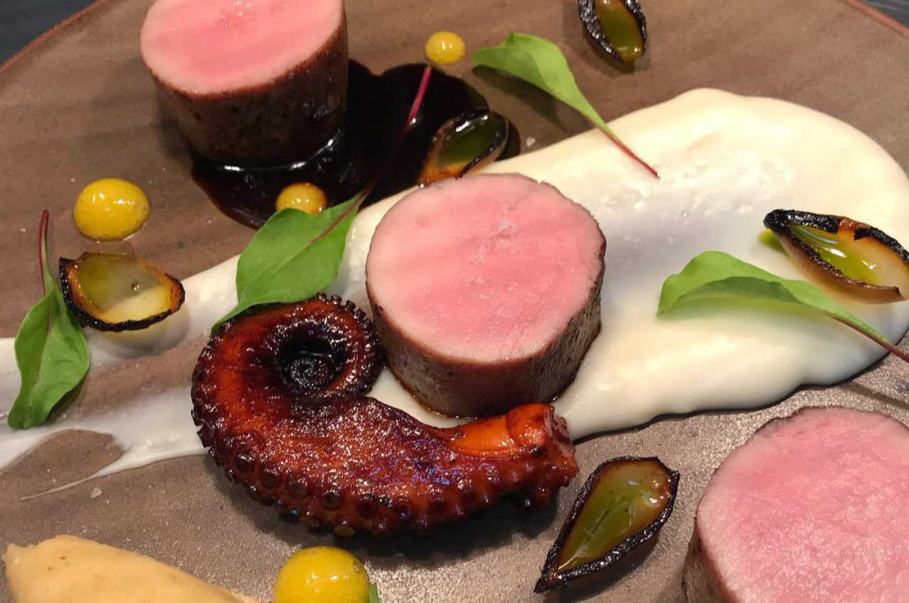 O Meze Restaurante é resultado de anos de pesquisa, visitando os melhores restaurantes de todo o mundo, e apresenta ao público goianiense um cardápio único, com pratos inspiradores e um ambiente aconchegante e reservado. 

Após um curso de gastronomia e alta cozinha, o Chef Henrique Pontes viajou o mundo para descobrir sabores e, após viver experiências reveladoras e acumular uma vasta bibliografia, decidiu abrir o Meze, inspirado pelo profissionalismo e trabalho duro dos Estados Unidos, a técnica e qualidade dos ingredientes da cozinha francesa, a paixão da Itália pela comida, a intensidade de aromas e temperos do norte da África e da Índia, bem como a intuitividade do sudeste asiático e a diversidade do Brasil.