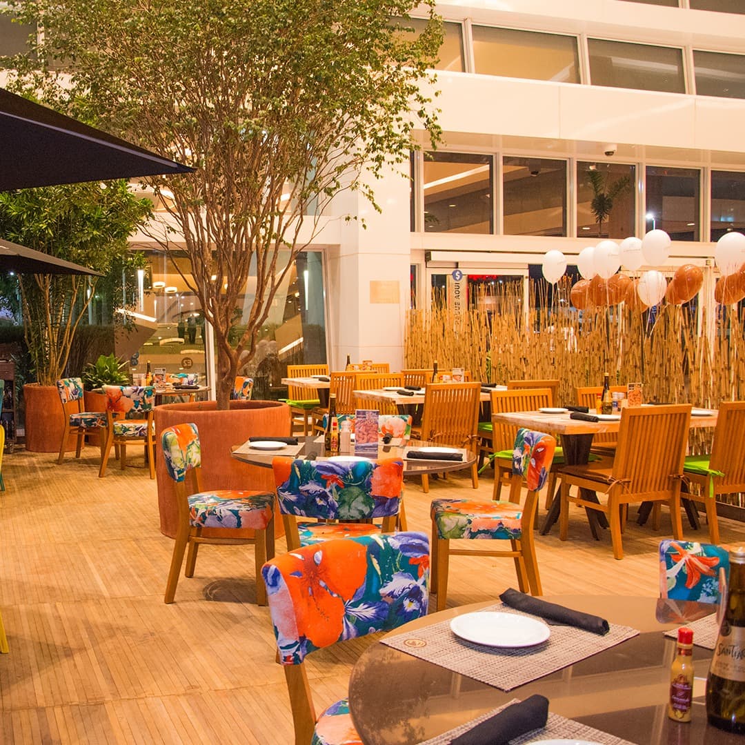 Somos um restaurante informal, rústico e elegante e decorado com lembranças do mar. O restaurante inaugurou sua primeira operação em dezembro de 2005. Hoje o planejamento do Camarada Camarão é estar em cada cantinho do país, levando sabor, ingredientes de qualidade e uma experiência única para seus clientes. O cardápio desenvolvido pelo chef francês François Schmitt, que mora há mais de 25 anos no Brasil, tem como diferencial a união da culinária internacional com a brasileira.