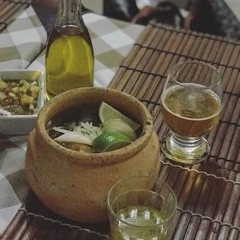 Cozinha baiana tradicional com opções interioranas e costeiras em casarão de ambiente boêmio e despretencioso.
