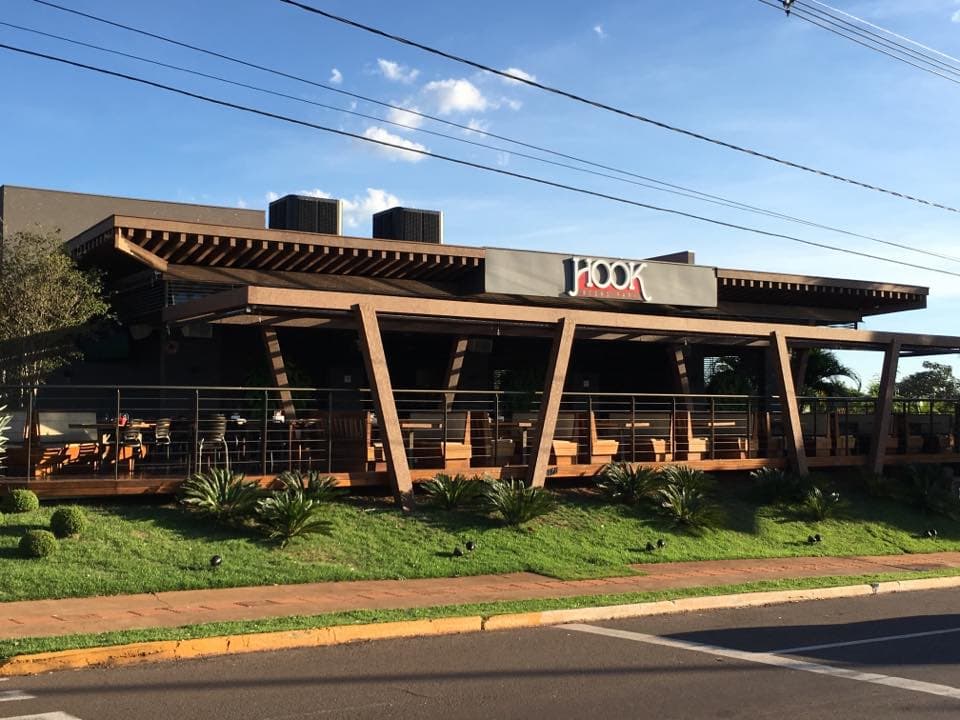 Ponto de encontro descontraído com cervejas, drinques e comida de boteco, além de música, deck e playground.