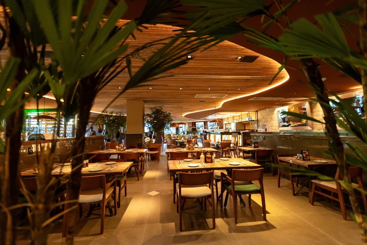 Somos um restaurante informal, rústico e elegante e decorado com lembranças do mar. O restaurante inaugurou sua primeira operação em dezembro de 2005. Hoje o planejamento do Camarada Camarão é estar em cada cantinho do país, levando sabor, ingredientes de qualidade e uma experiência única para seus clientes. O cardápio desenvolvido pelo chef francês François Schmitt, que mora há mais de 25 anos no Brasil, tem como diferencial a união da culinária internacional com a brasileira. Esta casa contempla espaço kids para nossos camaradinhas.