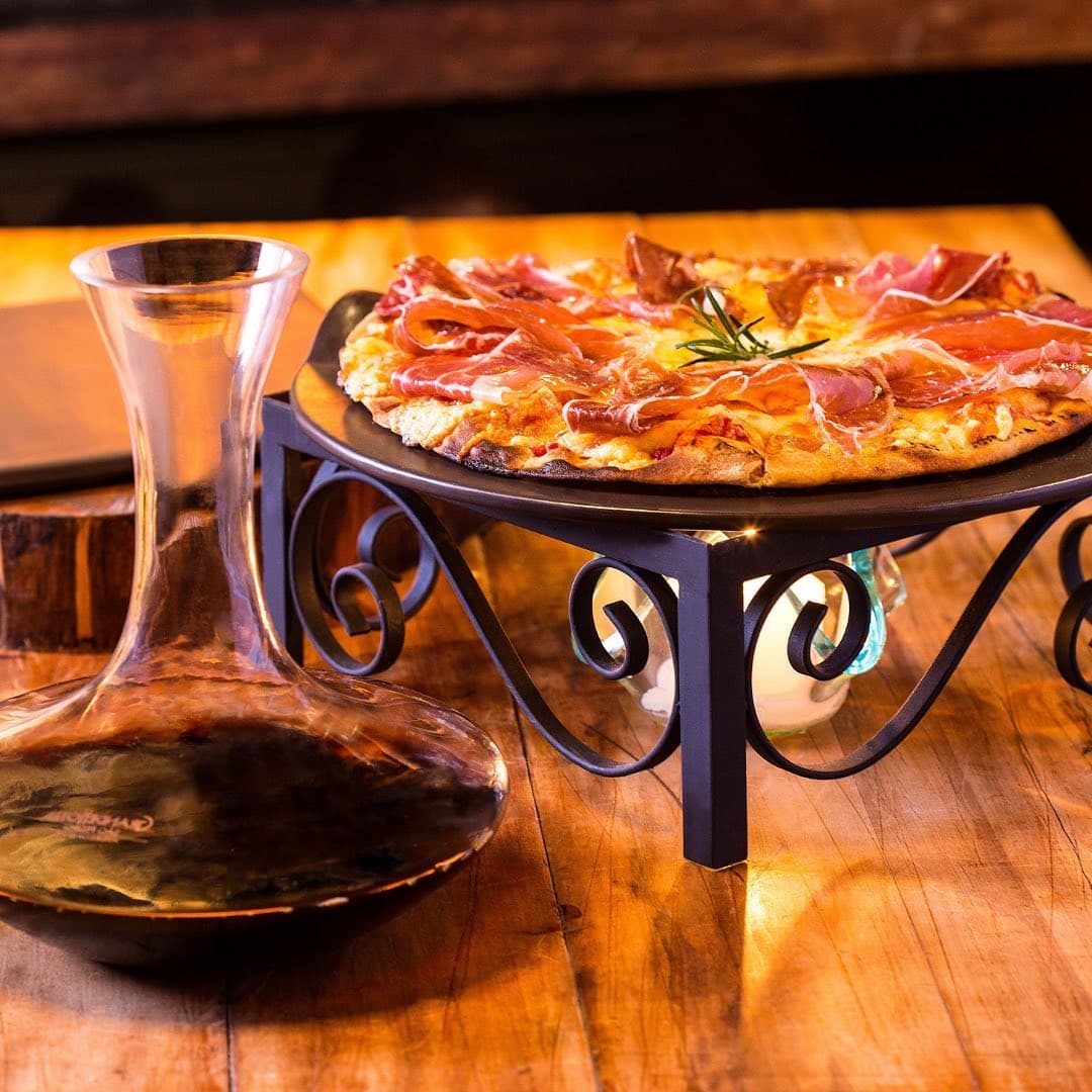 Arte da Pizza
Massa leve e crocante por baixo, ingredientes sofisticados por cima. E, em volta, um ambiente rústico e aconchegante, garantindo um visual único junto aos fornos a lenha. Essa é a receita de sucesso da pizzaria artesanal Arte da Pizza. O cardápio conta com harmonizações especiais com nossas Cartas de Azeites, com rótulos de cinco países, e Vinhos, com mais de 150 opções.