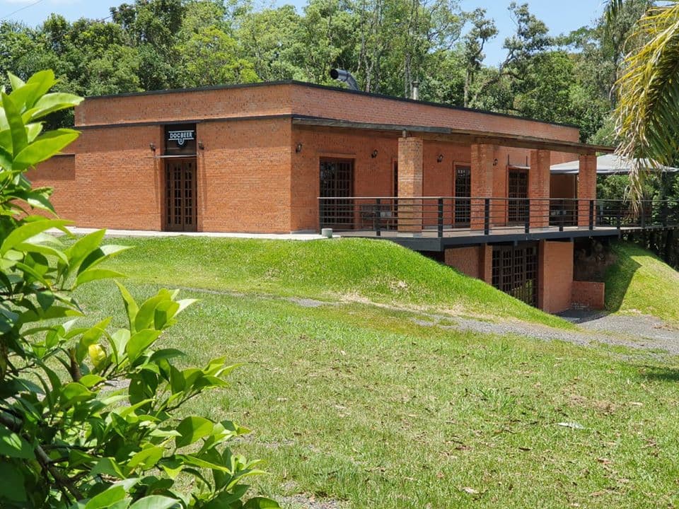 A proposta da DOCBEER foi criar um espaço junto a natureza, onde possamos oferecer aos amigos e clientes, um ambiente agradável, para apreciarem nossas cervejas na companhia dos amigos e curtindo uma boa música.