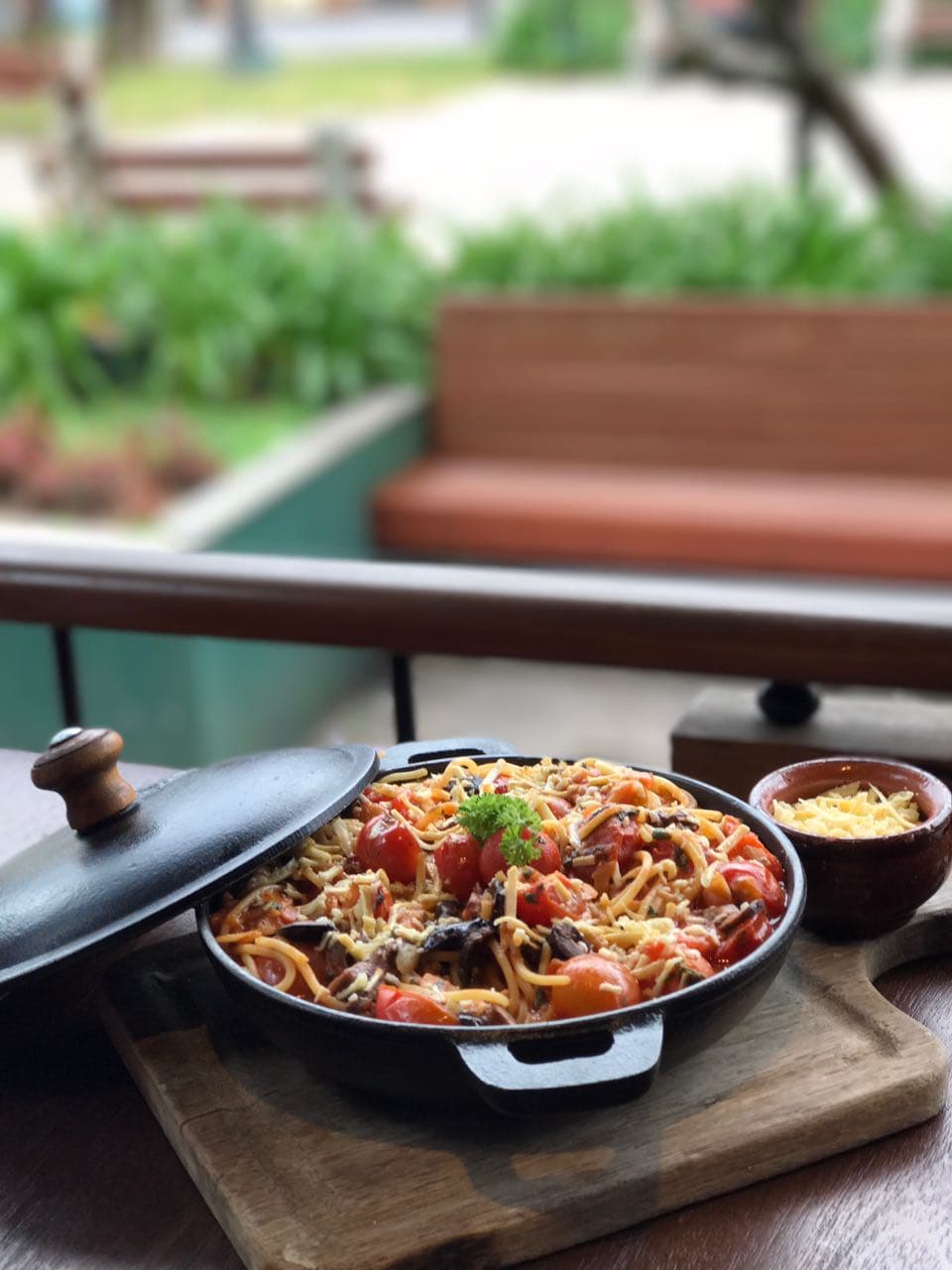 Pratos italianos, grelhados e hambúrgueres, mais sobremesas e cafés, em ambiente contemporâneo e aconchegante.