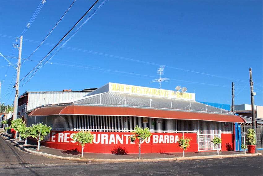Espaço despojado e acolhedor serve carnes especiais na brasa com opções do dia a dia em buffet diversificado.