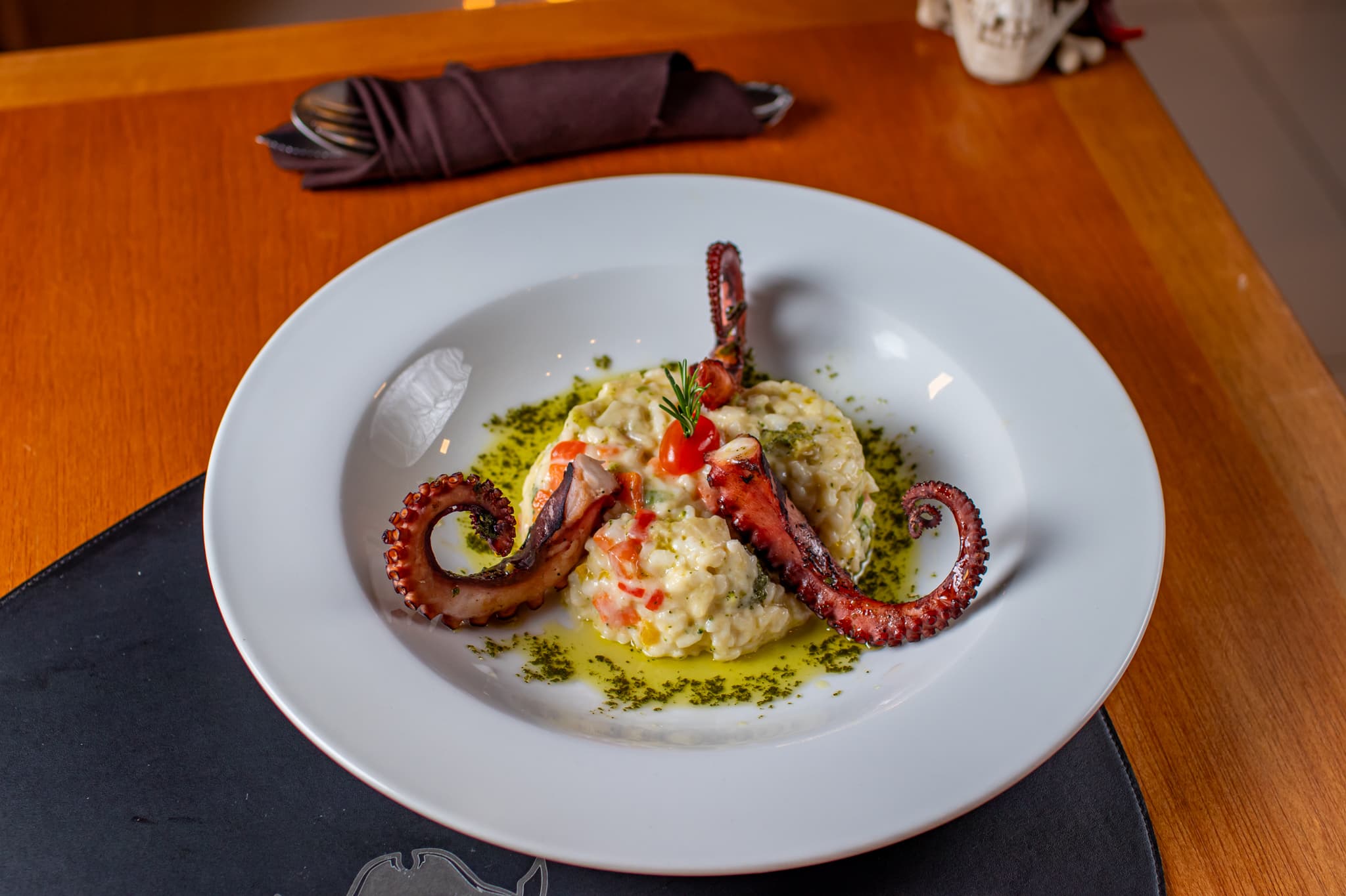 Ahoy!
 🏴‍☠️ Prepare-se para zarpar numa jornada culinária única no Piratas Lounge, onde deliciosos steaks e pratos de frutos do mar aguardam por você!
 🍽️ No mundo mágico das reservas, garanta seu lugar para saborear não apenas a comida, mas também drinks mágicos e temáticos que fazem da sua experiência uma verdadeira festa pirata! 🍹⚓️ Não perca a chance de viver essa emocionante experiência – reserve agora e embarque conosco no Piratas Lounge! 🌊🏴‍☠️