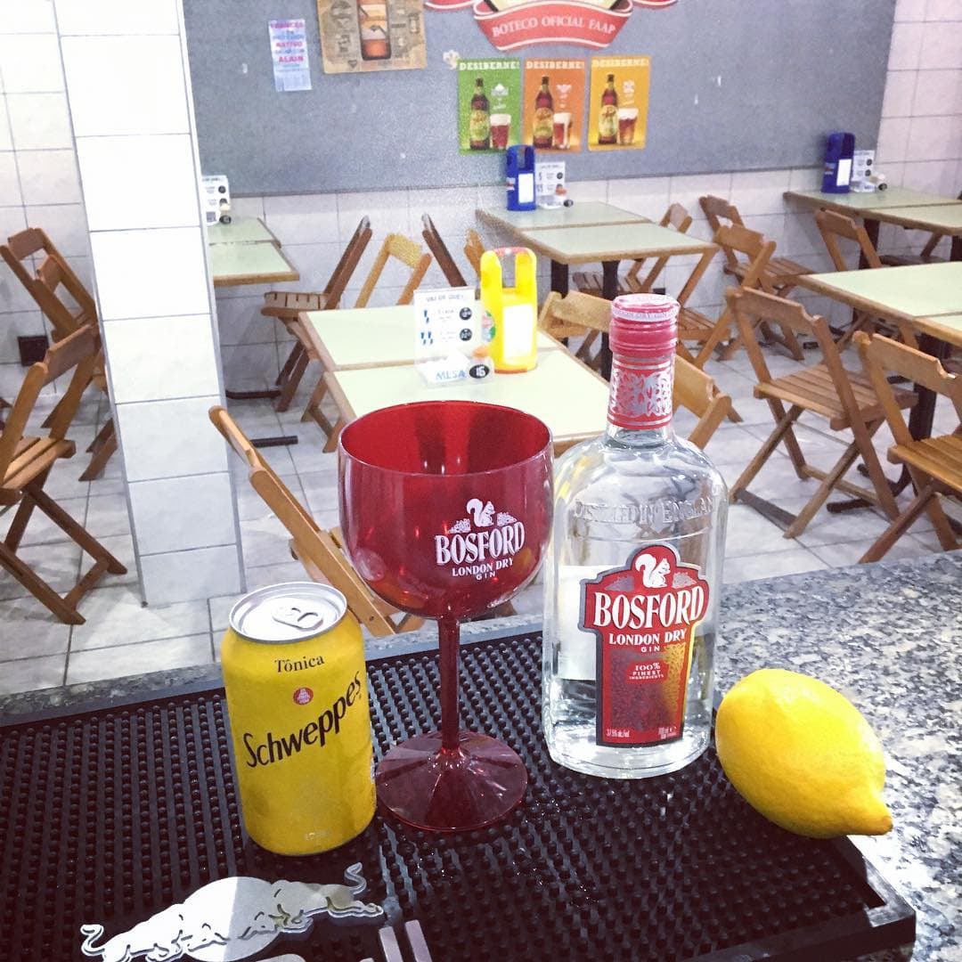 Um restaurante simples com boemia e opções de sandubas caseiros entre petiscos e pratos comerciais do dia.