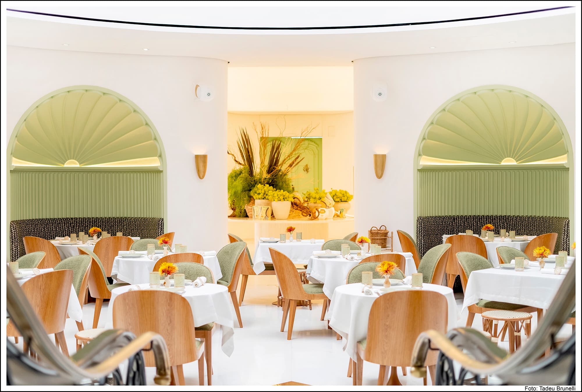 Os clientes podem frequentar o Leila Restaurante sem reservas. 

Porém, serão acomodados por ordem de chegada, de acordo com disponibilidade de lugares e/ou fila de espera. 

Como nosso salão é pequeno, disponibilizamos apenas algumas mesas do salão, em horários específicos, levando em consideração a capacidade e número de lugares do restaurante. 

Para os clientes que preferirem se dirigir ao Leila somente com sua mesa garantida, recomendamos que façam suas reservas com a maior antecedência possível, especialmente em períodos de alta demanda. 

Apenas os dias, horários e lugares disponíveis aparecem no calendário do Getin.