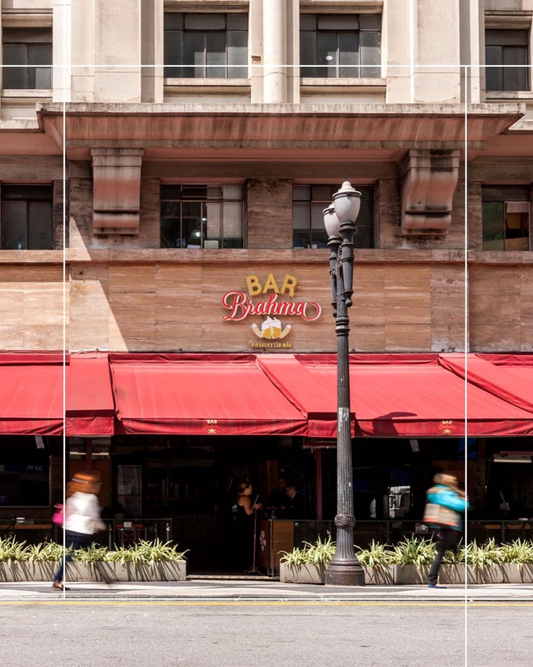 Na esquina mais famosa de São Paulo, o Bar Brahma se tornou um dos principais pontos turísticos da cidade. Com chope bem tirado, gastronomia e música de qualidade, oferece programação variada e mais de 200 shows e eventos culturais por mês em diversos estilos. O ambiente reflete toda a hospitalidade do povo paulista e o local é a cara de São Paulo.