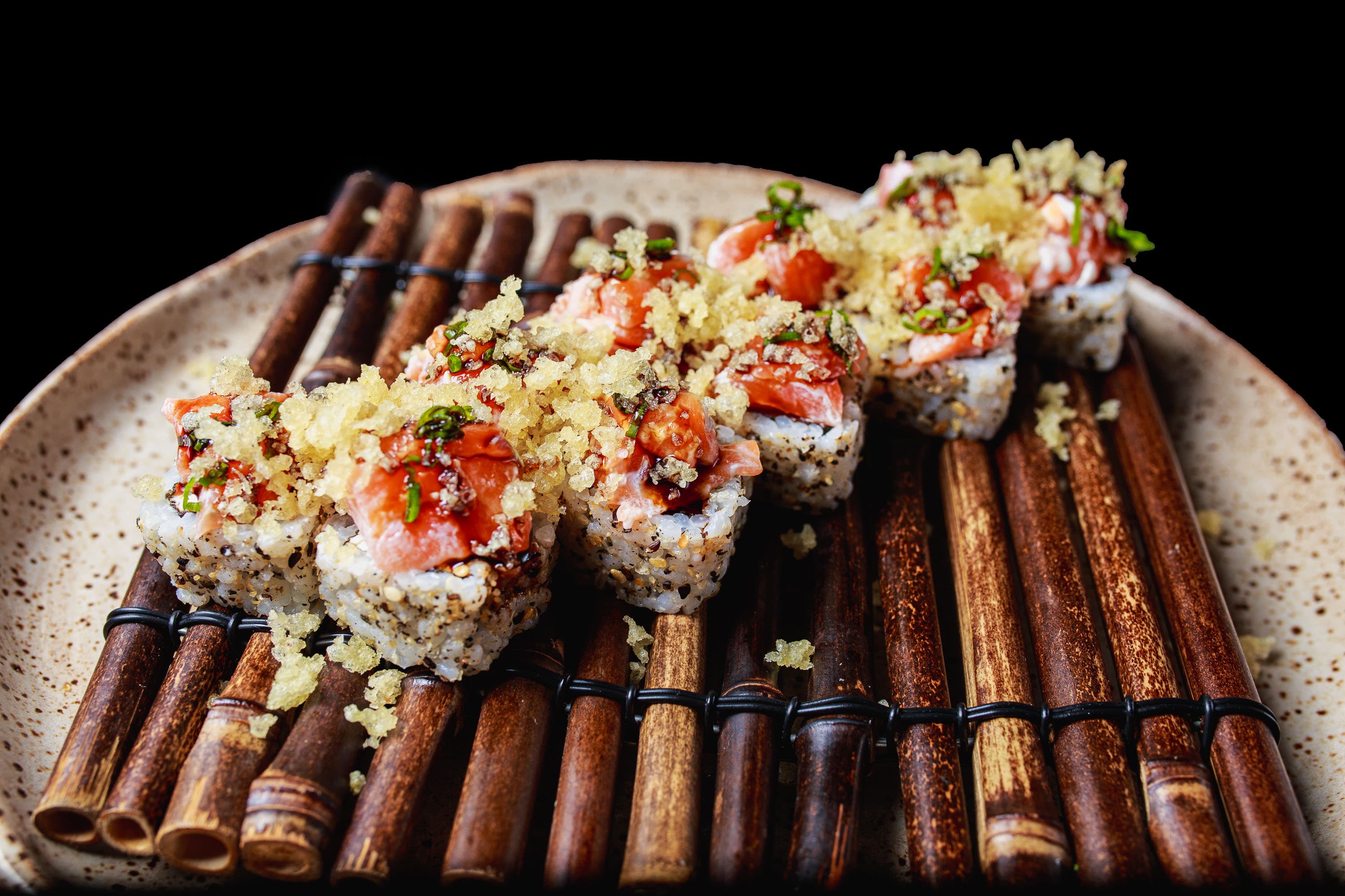 Restaurante japonês à la carte, sushis, sashimis, opções quentes e bebidas, ambiente moderno.