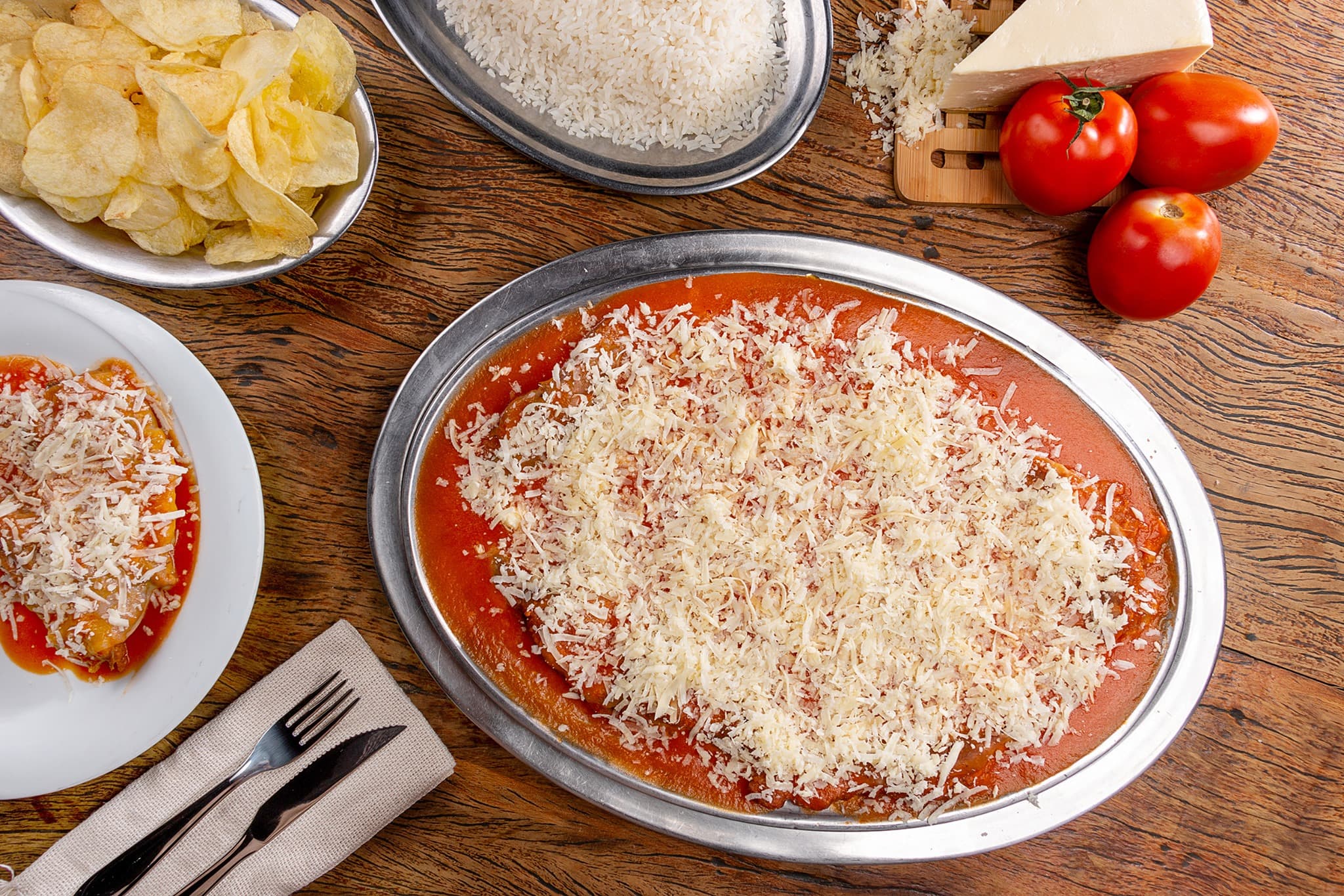 Casa com arquitetura rústica e clima familiar serve filés à parmegiana, batatas fritas crocantes e cervejas.