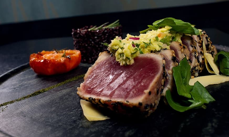 Inspirado pela Amazônia, em 2016 o Ume Bar’n’Food inaugurou em Manaus o conceito de oferecer, em um ambiente de arquitetura requintada – sob a proteção de um poderoso Samurai –, o mix de comidas contemporâneas de fusão, comidas frias orientais e coquetelaria. A casa oferece pratos quentes de forte personalidade, além de uma seleção de peixes nobres que também compõem a culinária voltada aos sushis. A coquetelaria é outro forte destaque do Ume. Sob a consultoria de cardápio do renomado Alex Mesquita – eleito por três vezes o melhor bartender do Rio de Janeiro e finalista da etapa World Class Brasil, a maior competição de coquetelaria do mundo – os drinks são um show à parte, despertando prazer em todos os sentidos. Para os amantes dos vinhos, uma carta com rótulos variados. Viva uma experiência única. Vem pro Ume.