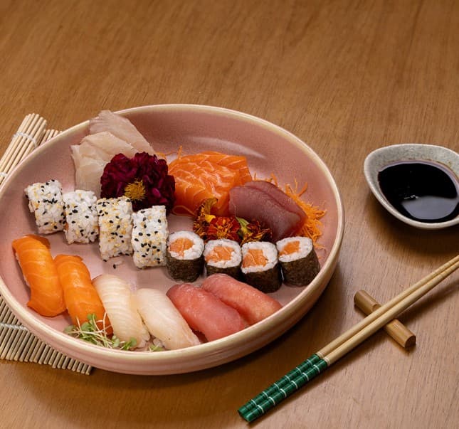 O Nazo oferece o que há de melhor na culinária japonesa com opções que vão de pratos tradicionais a criações exclusivas. Os ambientes de suas unidades refletem a identidade moderna e sofisticada do restaurante, que conta exclusividade em cada detalhe.
