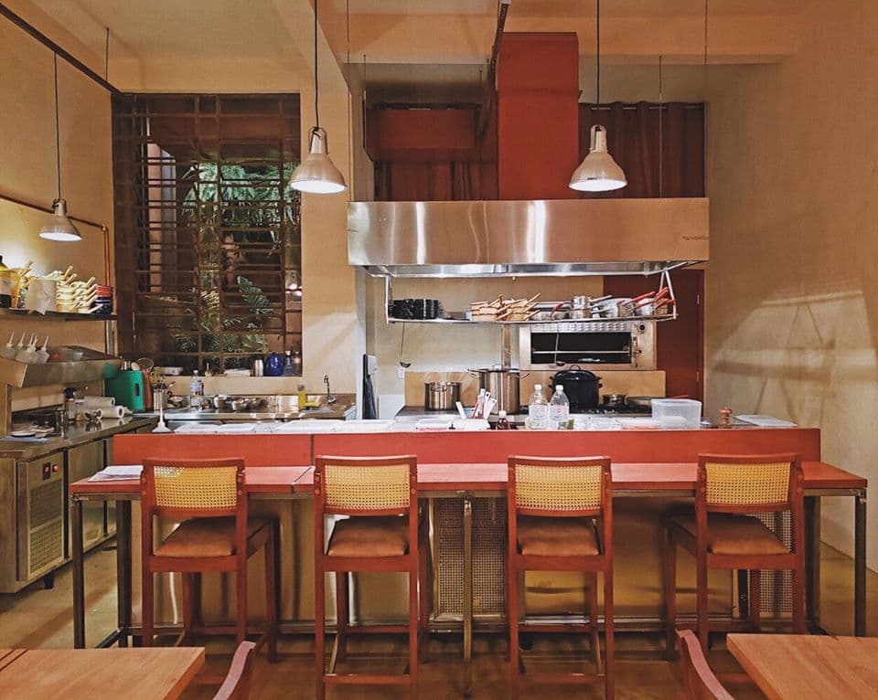 Pratos inusitados e vinhos, em ambiente tranquilo e aconchegante com cozinha aberta e mesa compartilhada.