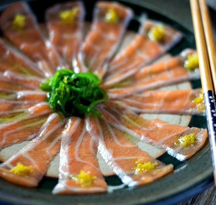 Fundado em outubro de 2015 o Koshô Japanese Cuisine foi criado com a missão de ser uma opção moderna de culinária japonesa, mas sem perder a essência e tradição de sua origem. Nosso conceito é de proporcionar ao nosso cliente não apenas um almoço ou jantar, mas sim uma experiência completa, buscando a total satisfação desde o ambiente, atendimento, até os pratos preparados com ingredientes selecionados minunciosamente pelo Chef. Estamos no coração da Vila Nova Conceição esperando a sua visita!
